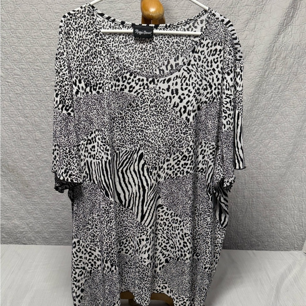 Maggie Barnes Black and White Animal Print Short Sleeve Top